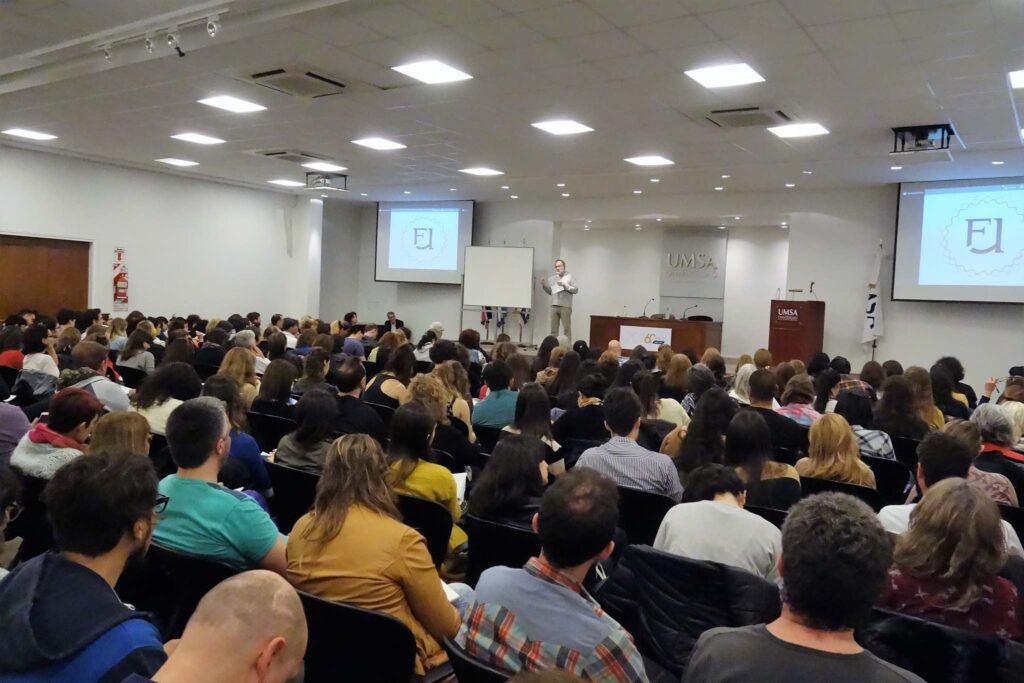 El día martes 19/9 tuvo lugar la Conferencia titulada "Las presentaciones clínicas de la angustia", a cargo del destacado psicoanalista Raúl Yafar.